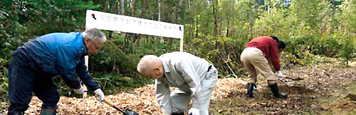 植樹作業をする参加者